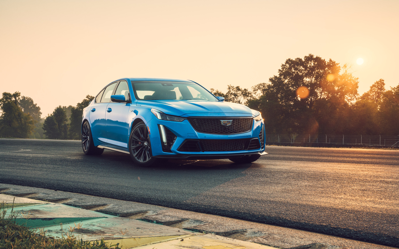 Синий автомобиль Cadillac CT5-V Blackwing, 2022 года на закате