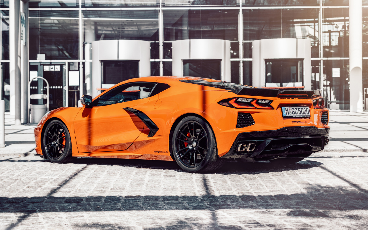 Оранжевый быстрый автомобиль Chevrolet Corvette 2021 года