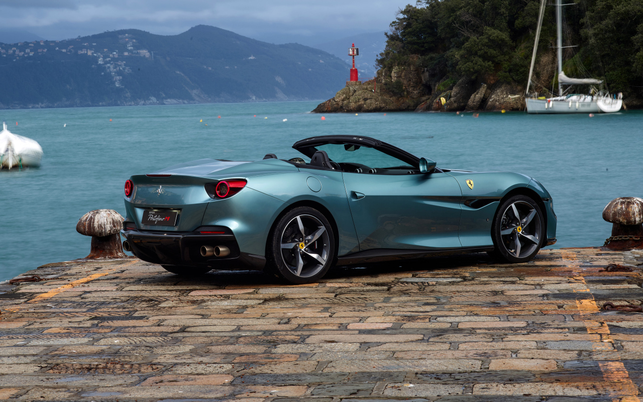 Кабриолет Ferrari Portofino M 2021 года у воды