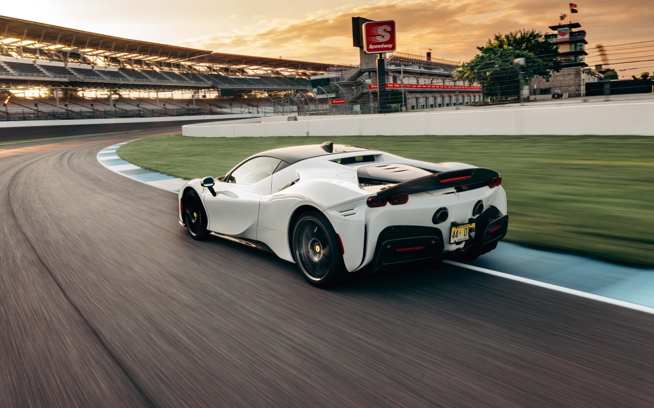 Белый автомобиль  Ferrari SF90 Stradale Assetto Fiorano 2021 года на стадионе