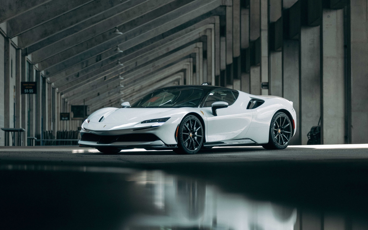 Белый автомобиль Ferrari SF90, 2021 года в ангаре 
