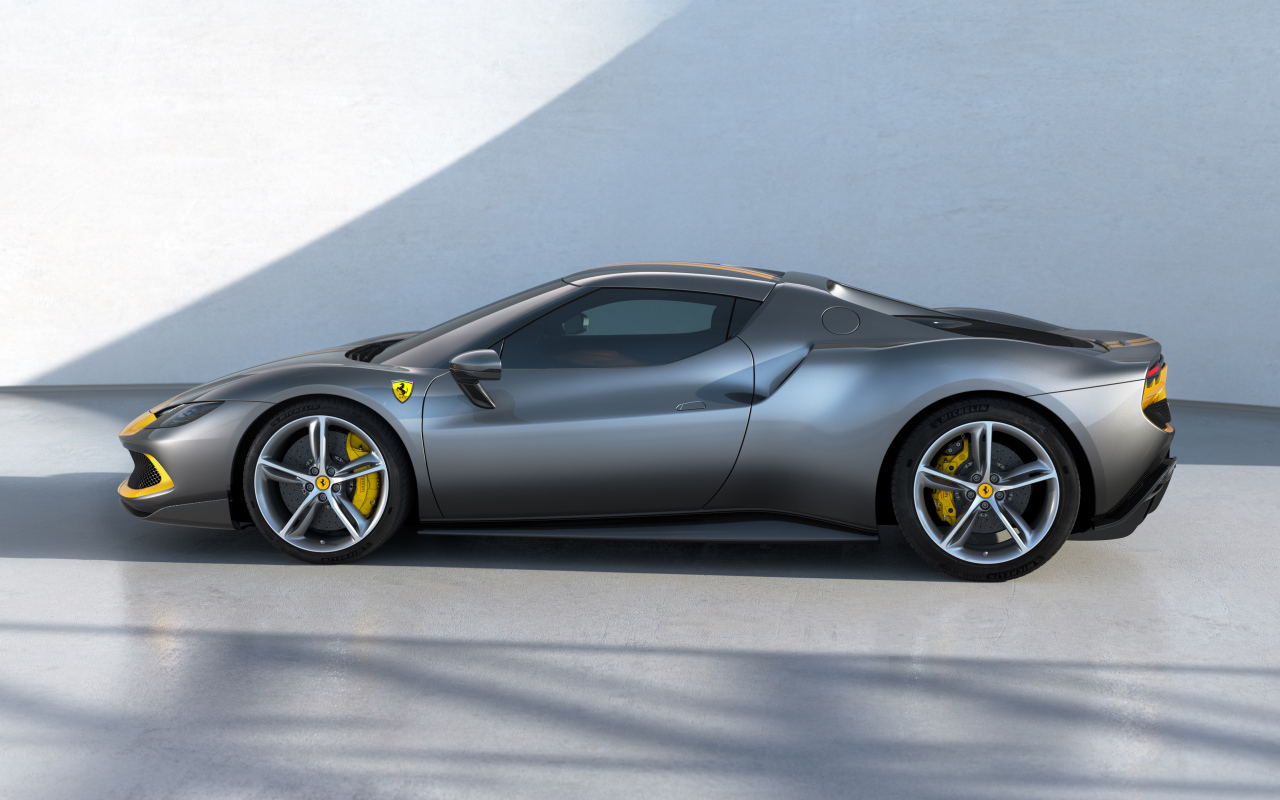 Быстрый серебристый автомобиль Ferrari 296 GTB Assetto Fiorano 2022 года вид сбоку