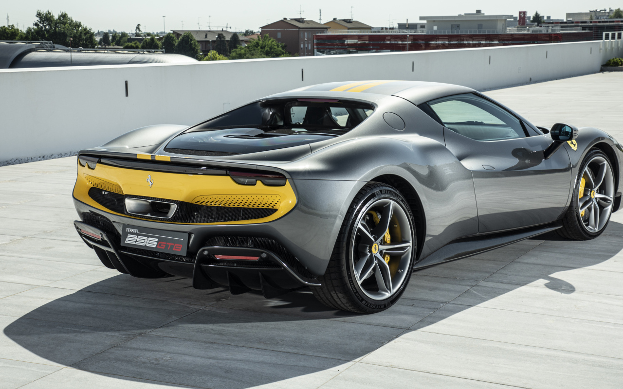 Автомобиль Ferrari 296 GTB Assetto Fiorano 2022 года вид сзади