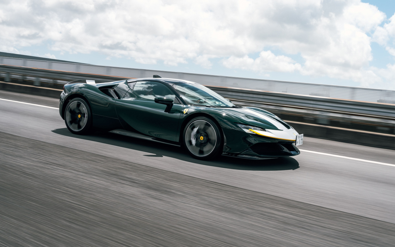 Зеленый Ferrari SF90 Stradale Assetto Fiorano на трассе