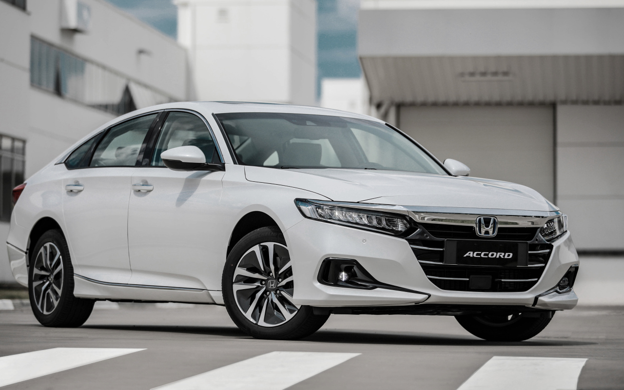 Белый автомобиль Honda Accord EHEV 2021 года у дома