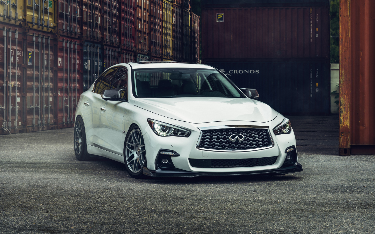 Белый автомобиль Infiniti Q50, 2021 года в порту