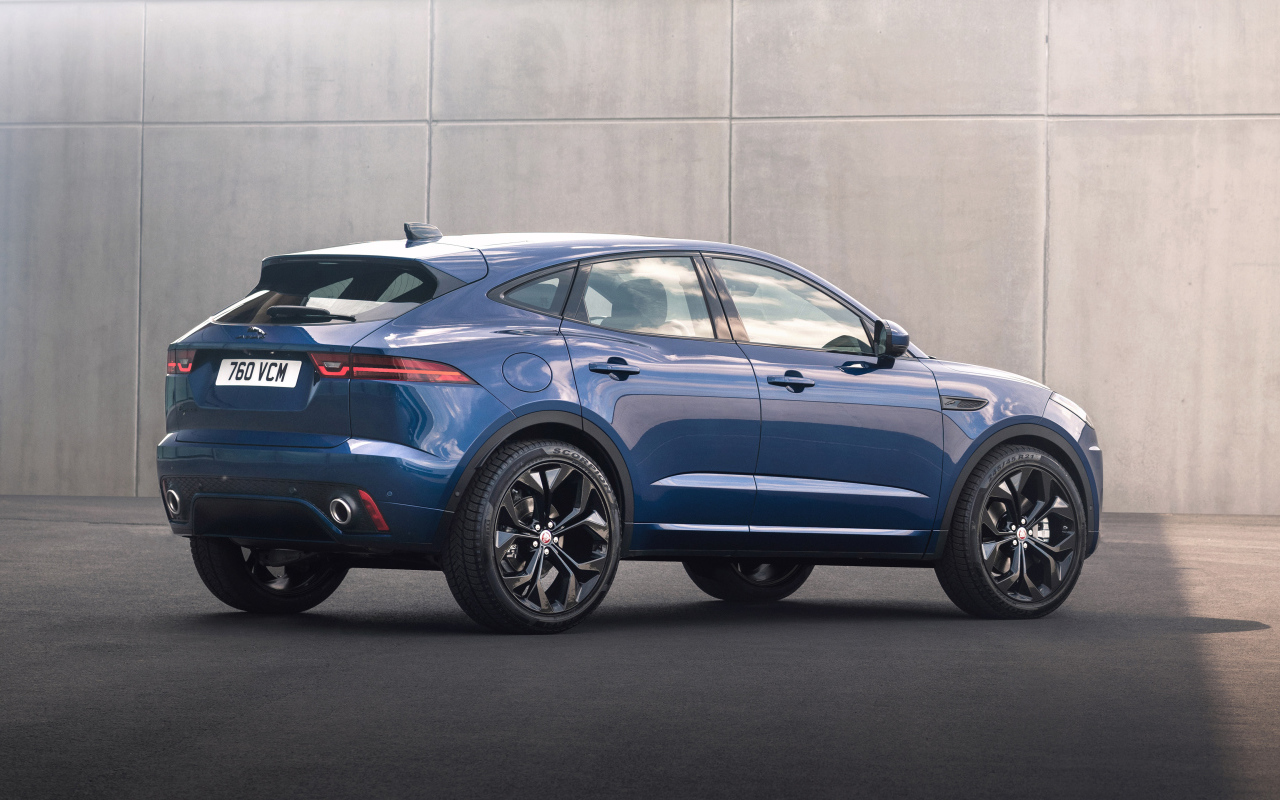 Синий кроссовер Jaguar E-Pace R-Dynamic Black Pack 2021 года вид сзади