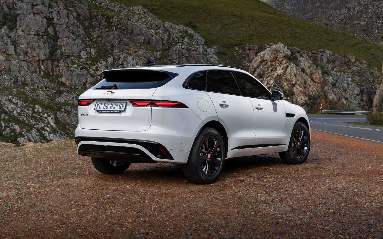 Внедорожник Jaguar F-Pace D300 R-Dynamic Black Pack 2021 года в горах