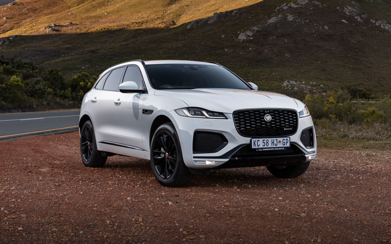 Белый внедорожник Jaguar F-Pace D300 R-Dynamic Black Pack 2021 года в горах