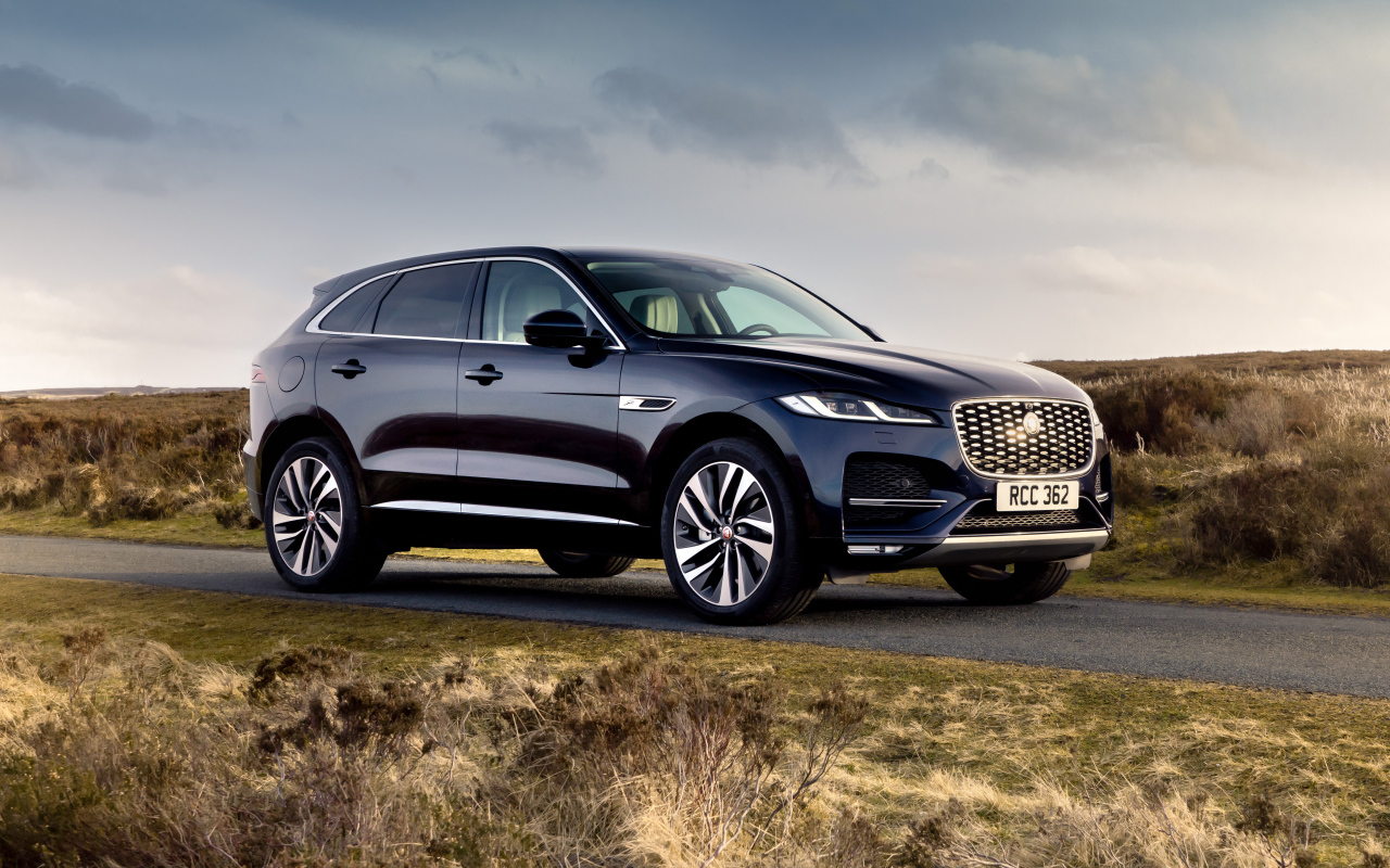 Черный автомобиль Jaguar F-Pace P400e AWD 2021 года