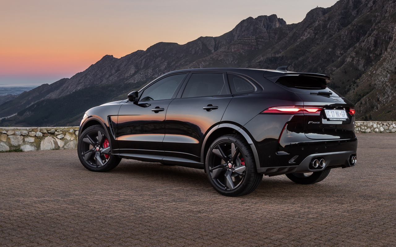 Внедорожник Jaguar F-Pace SVR 2021 года вид сзади