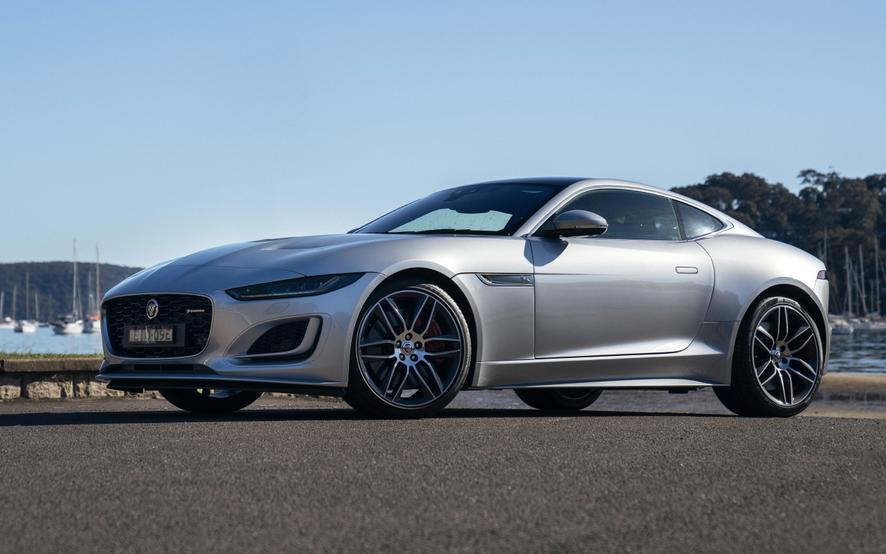 Серебристый Jaguar F-Type P380 у воды
