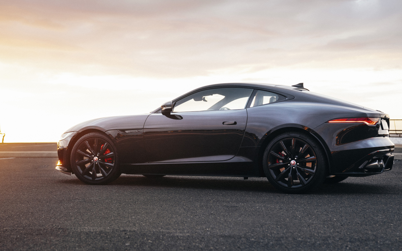 Стильный черный автомобиль Jaguar F-Type R Coupé
