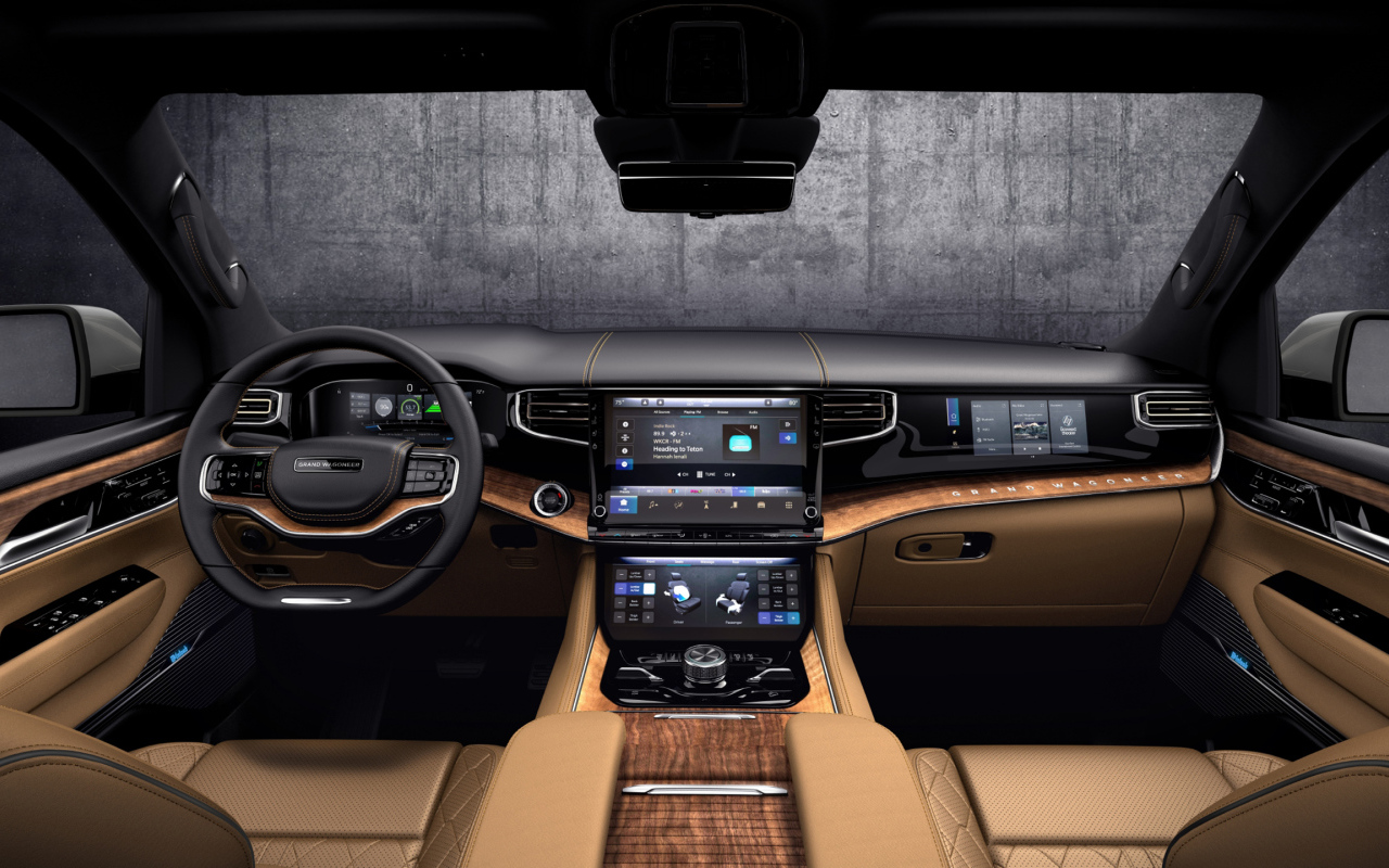 Стильный кожаный салон автомобиля Jeep Grand Wagoneer Series III, 2022 года
