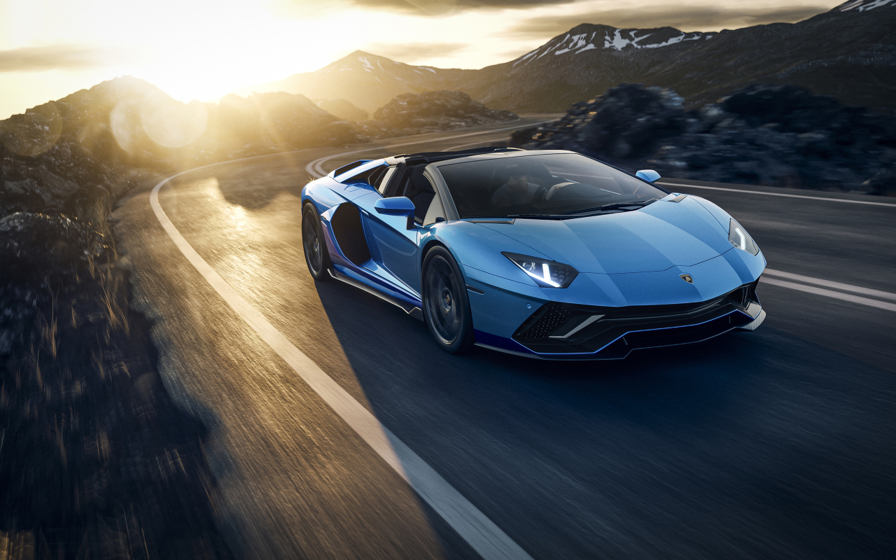 Автомобиль Lamborghini Aventador LP 780-4 Ultimate Roadster 2021 года на закате в горах
