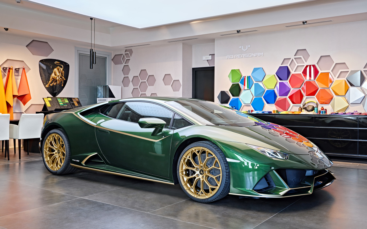 Зеленый автомобиль Lamborghini Huracán 2021 года