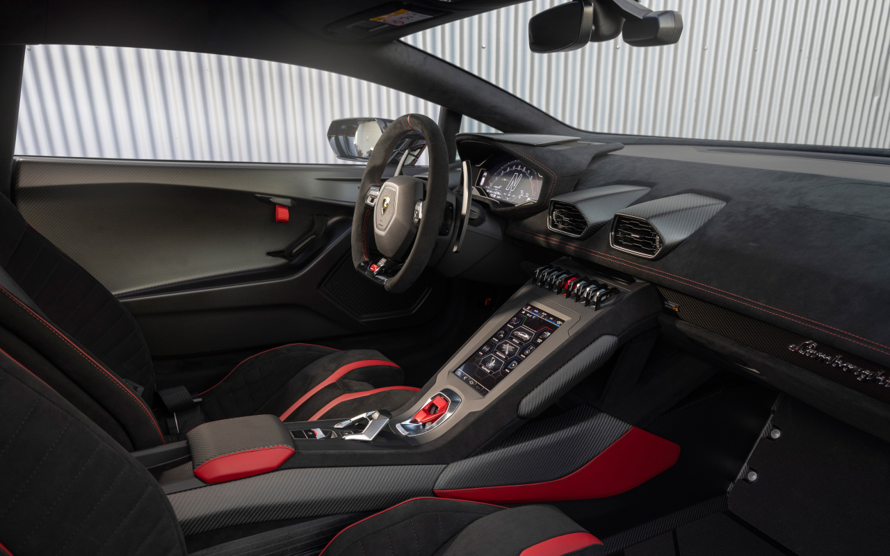 Черный кожаный салон автомобиля Lamborghini Huracán STO 2021