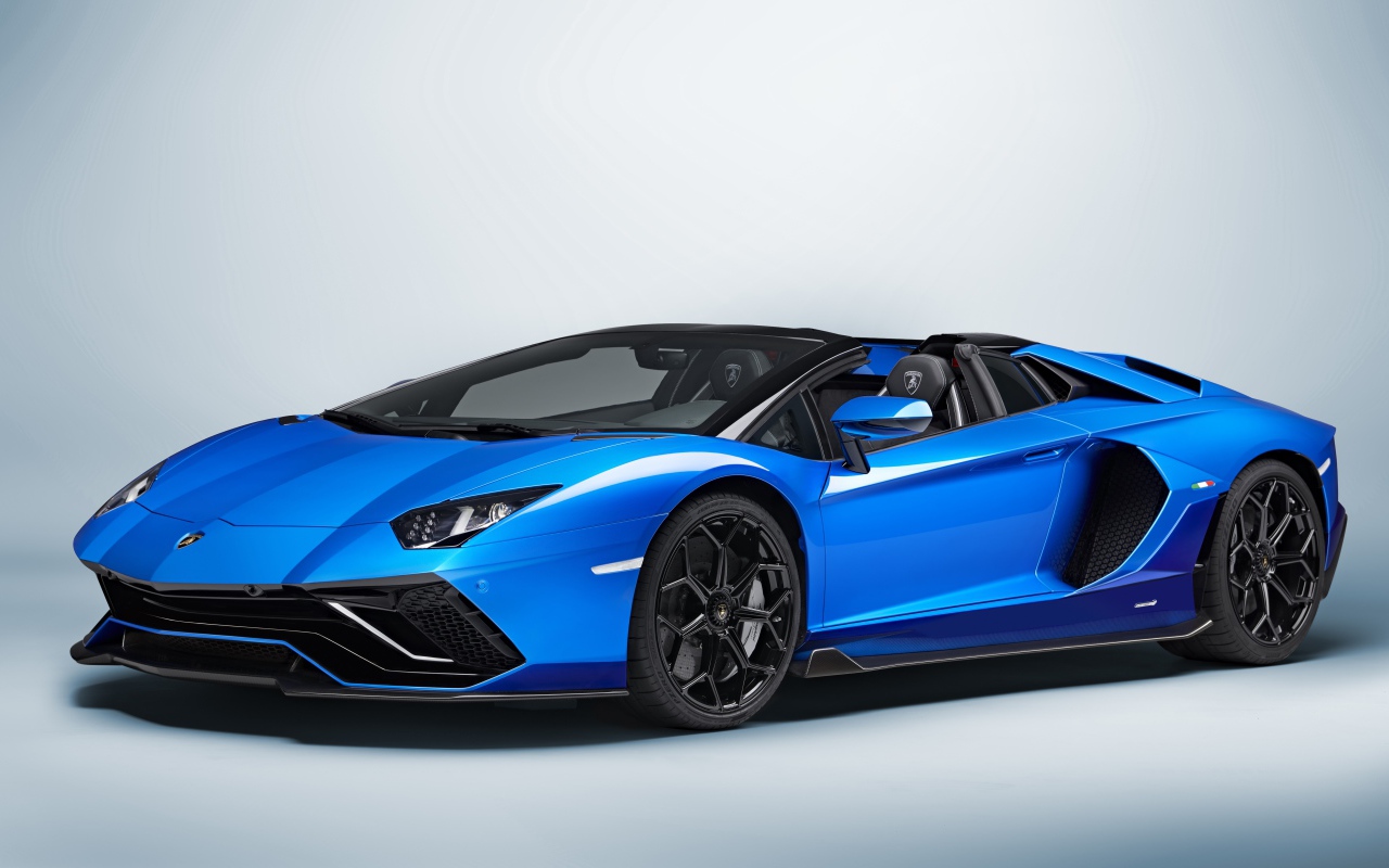 Синий Lamborghini Aventador LP 780-4 Ultimate 2021 года на сером фоне