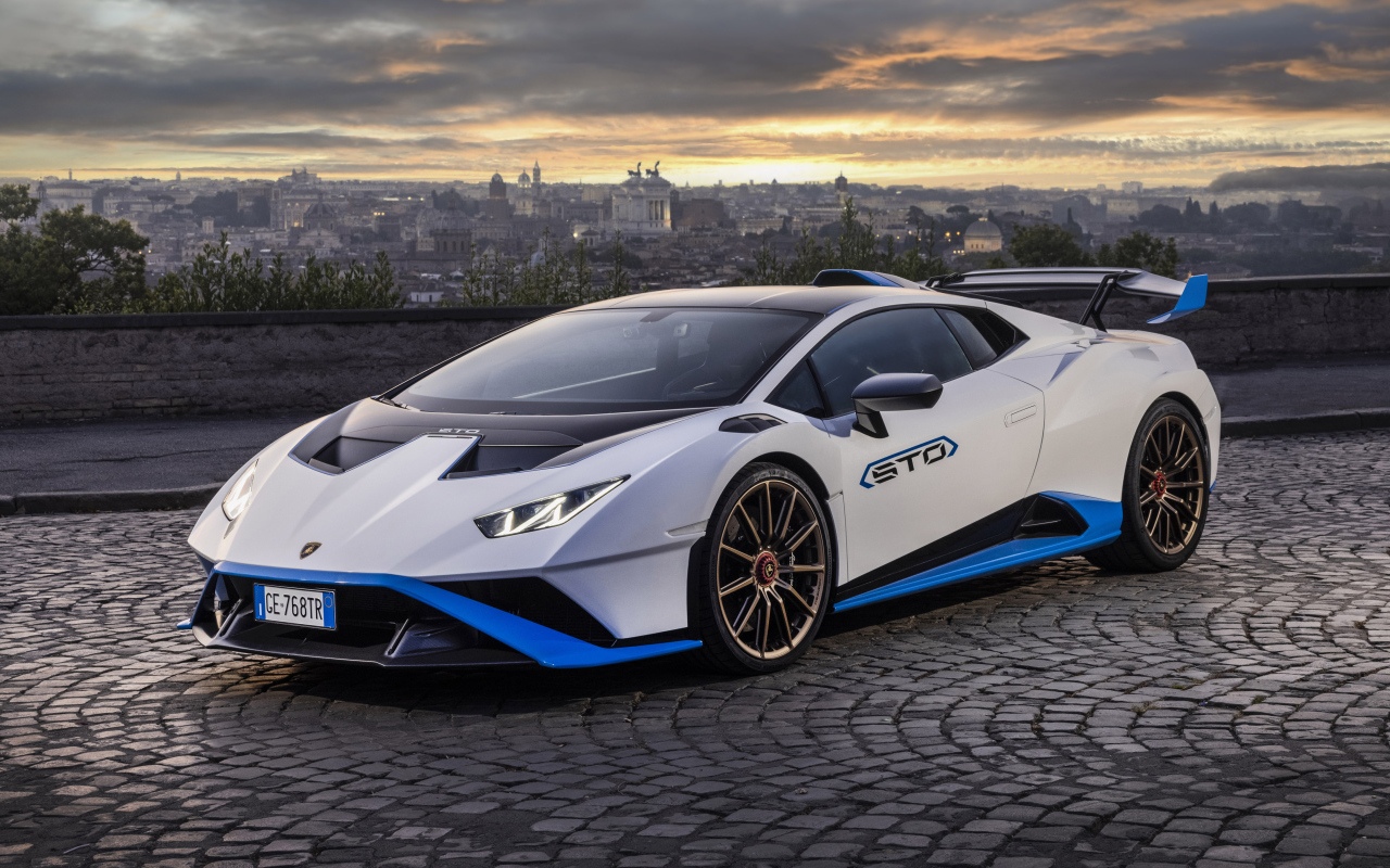 Быстрый Lamborghini Huracán STO 2021 года на фоне города 