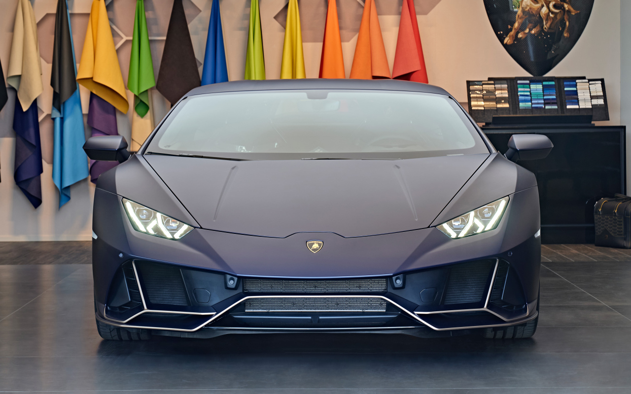 Вид спереди на автомобиль Lamborghini Huracán, 2021 года