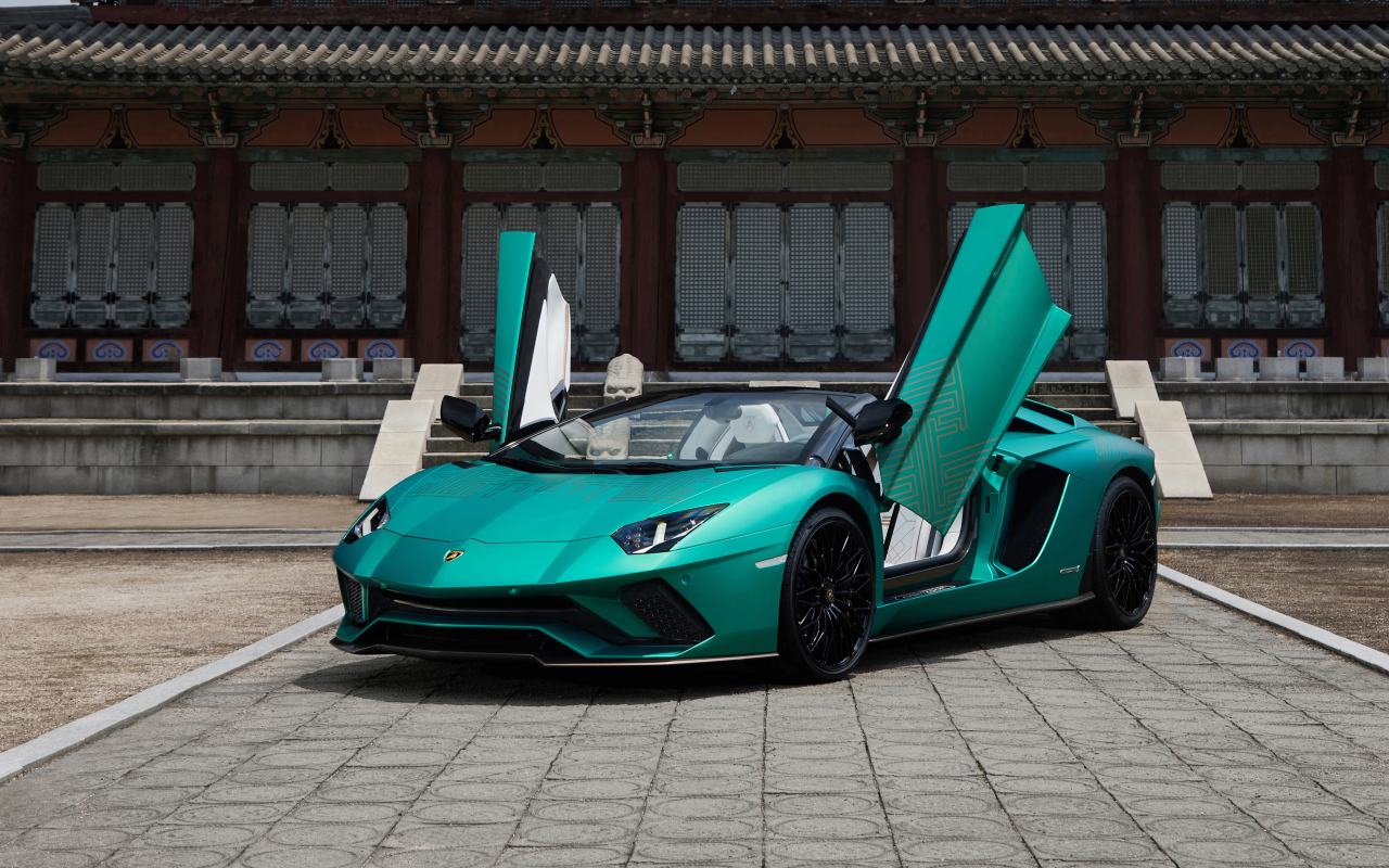 Автомобиль Lamborghini Aventador S, 2021 с открытыми дверями