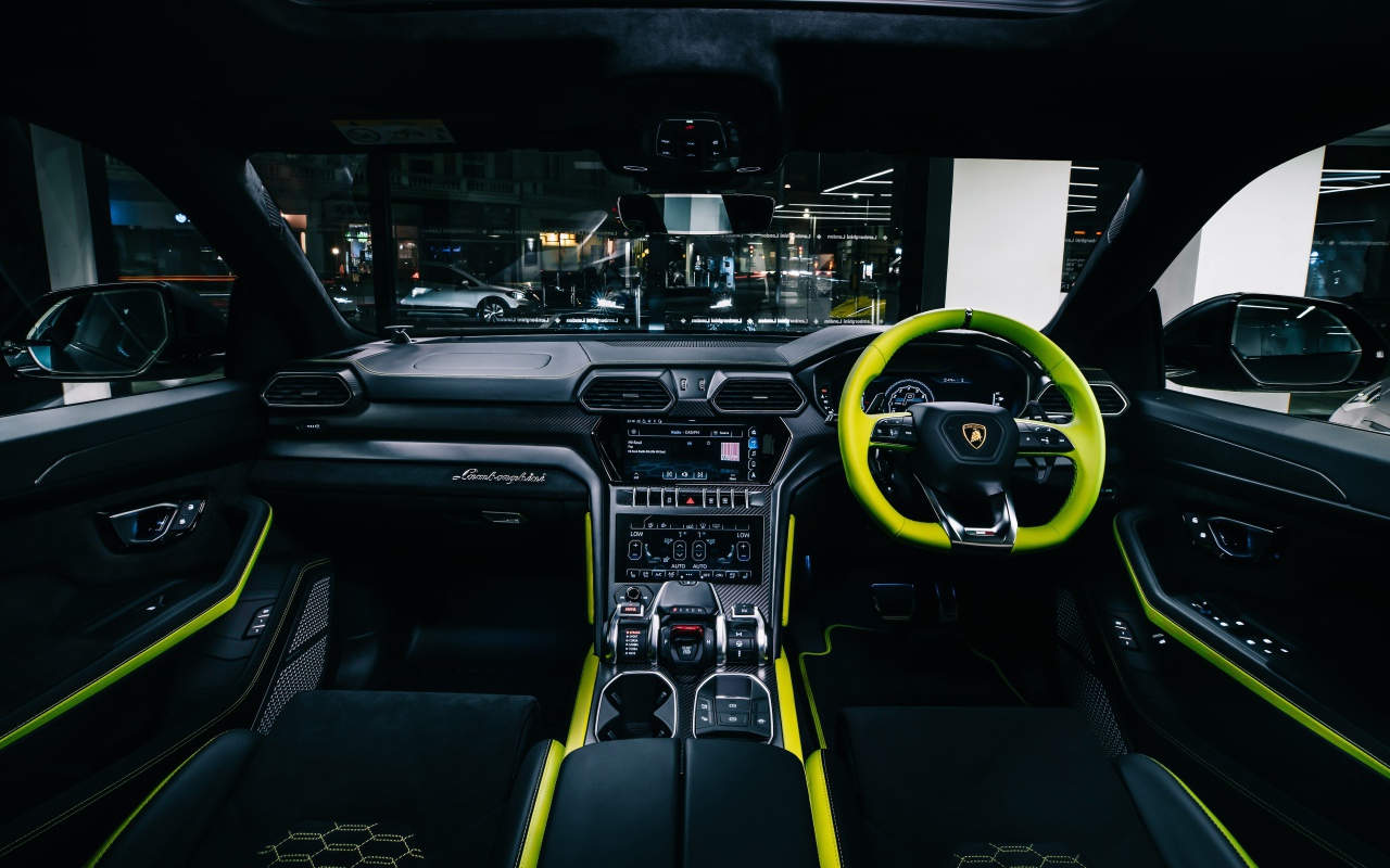 Стильный салон автомобиля Lamborghini Urus