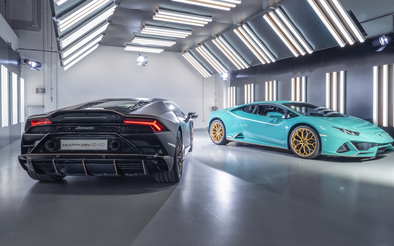 Два автомобиля  Lamborghini Huracán 2021 года в гараже