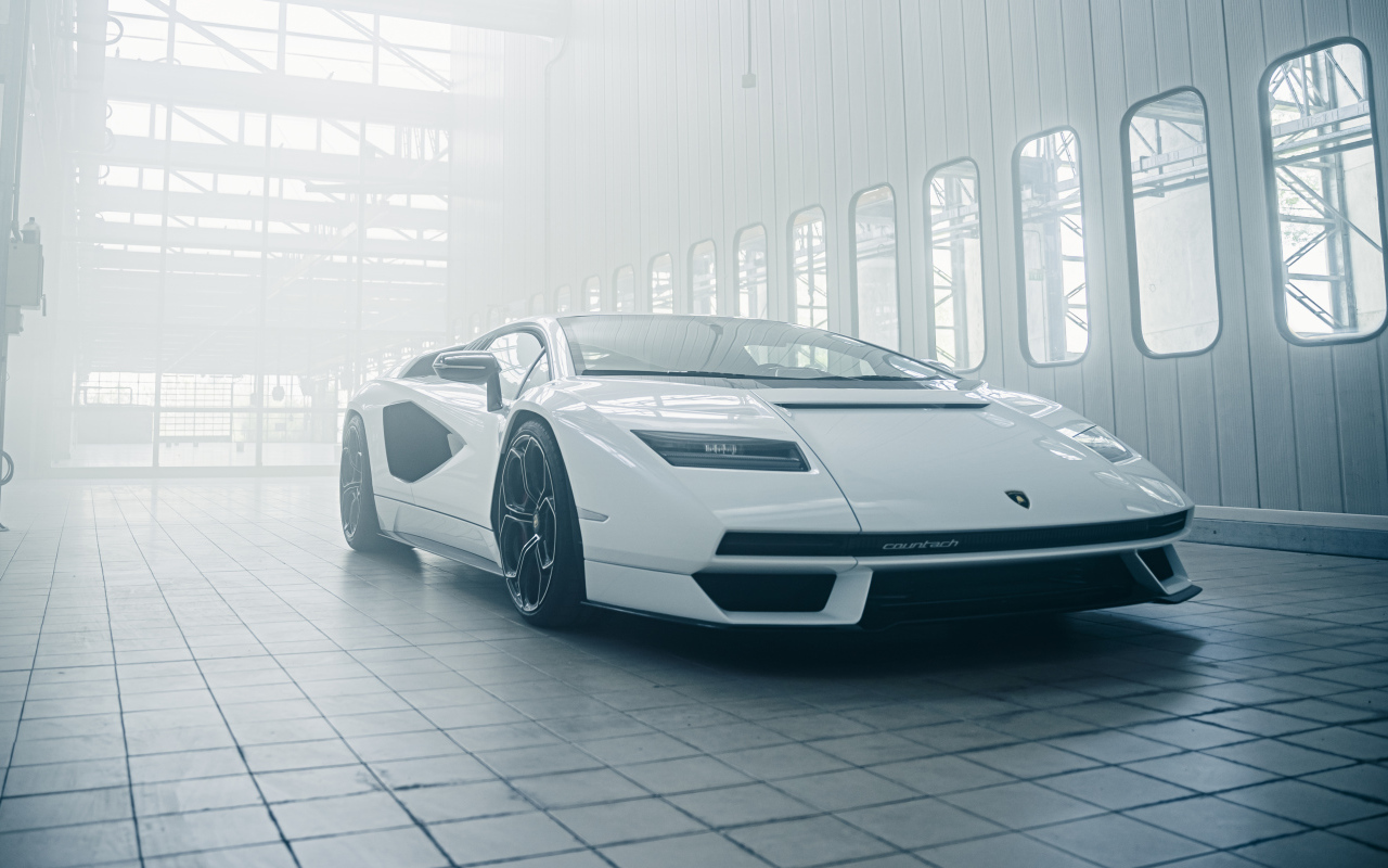 Белый  Lamborghini Countach LPI 800-4, 2022 года в здании