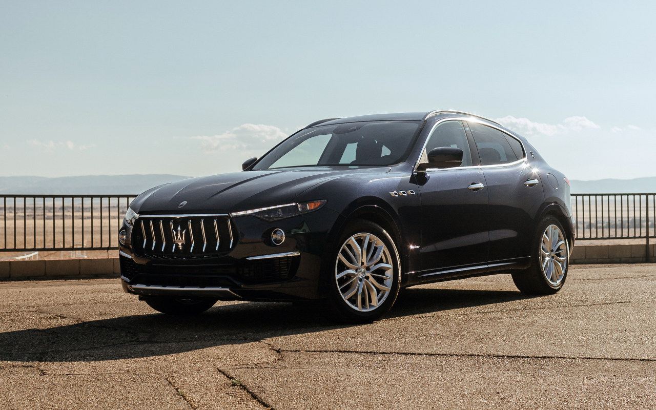 Черный автомобиль Maserati Levante S Q4 GranLusso, 2021 года
