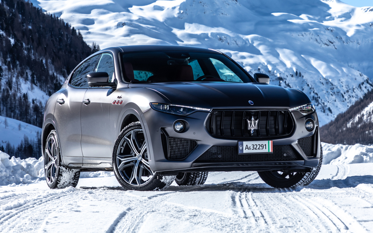 Серебристый автомобиль Maserati Levante Trofeo в горах