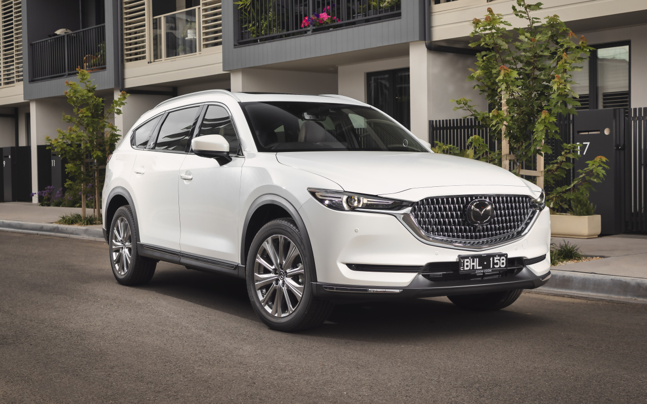 Белый внедорожник Mazda CX-8 2021 года