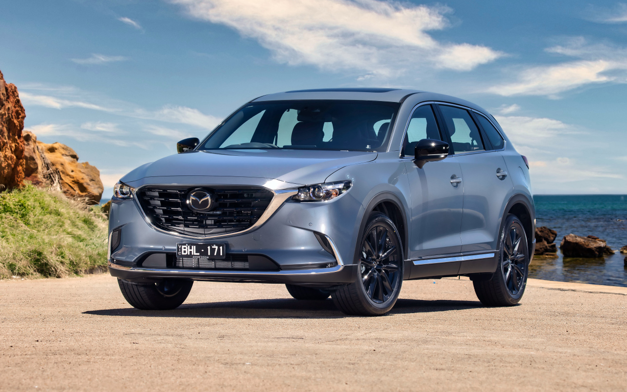 Серебристый автомобиль Mazda CX-9 GT SP 2021 года у воды