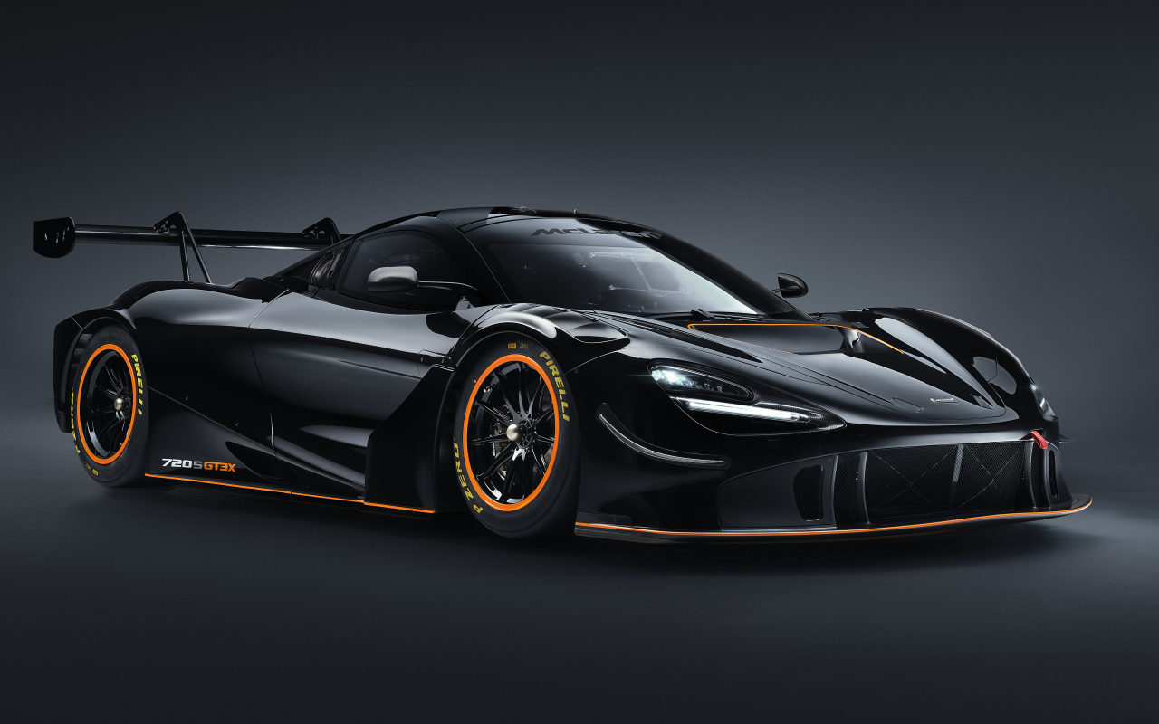 Черный спортивный автомобиль McLaren 720S GT3X 2021 года на сером фоне