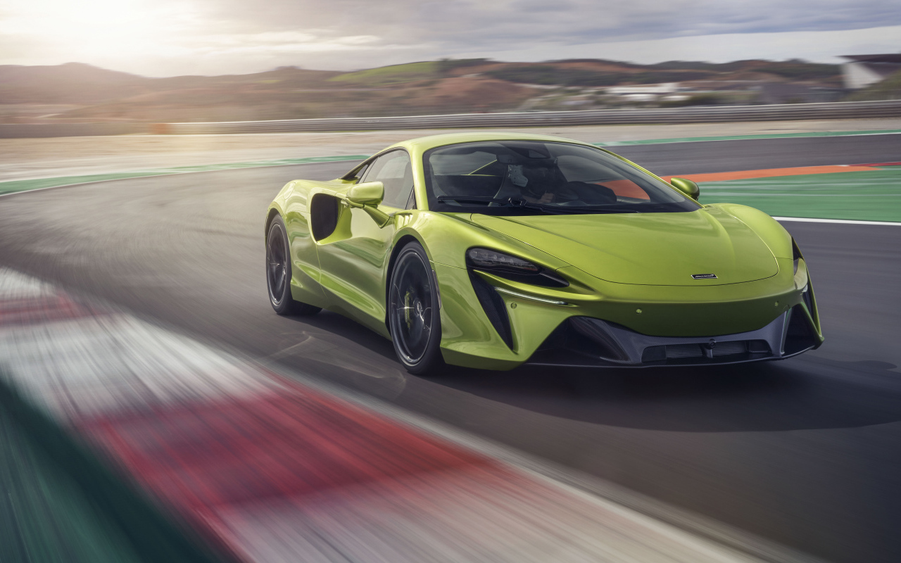 Автомобиль McLaren Artura, 2022 года на скорости