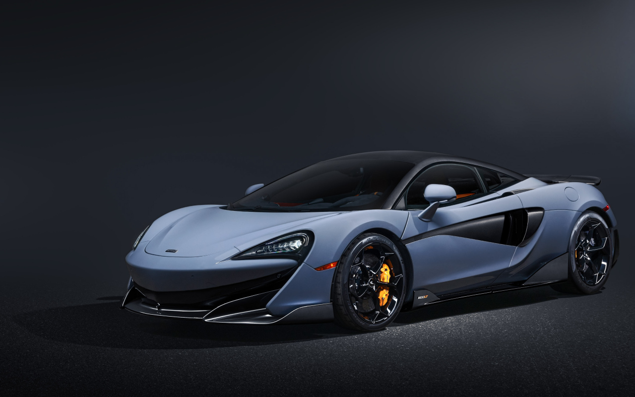 Быстрый автомобиль McLaren 600LT на черном фоне