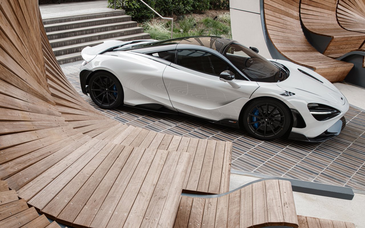 Быстрый дорогой автомобиль McLaren 765LT, 2021 года