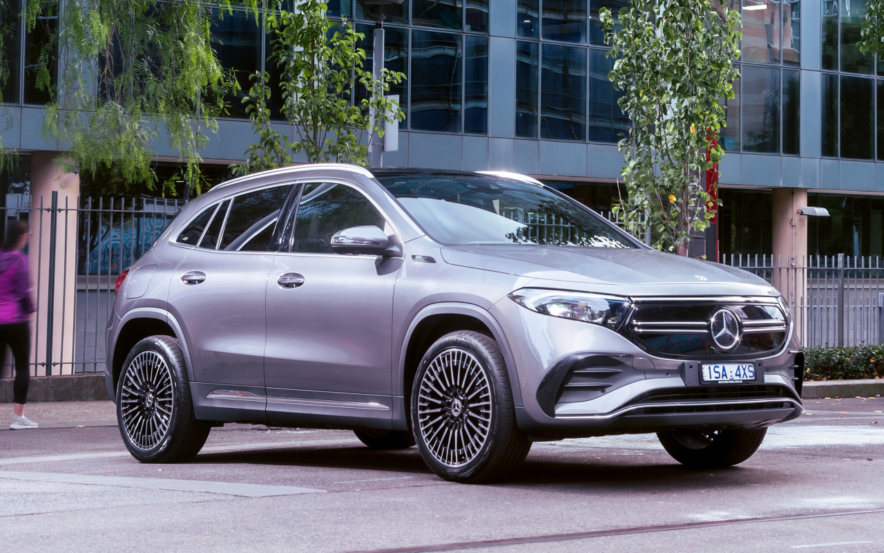 Серебристый автомобиль Mercedes-Benz EQA 250 AMG Line 2021 года