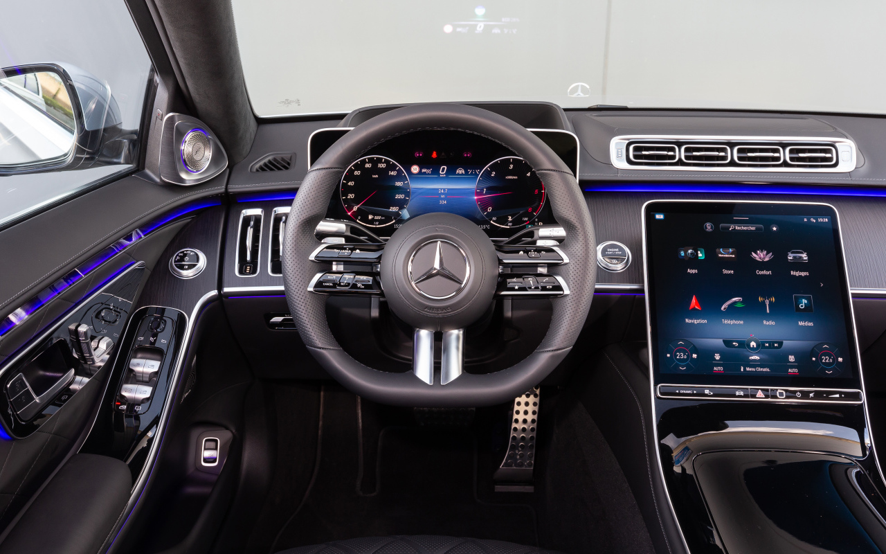 Черный кожаный салон автомобиля Mercedes-Benz S 350 D AMG Line