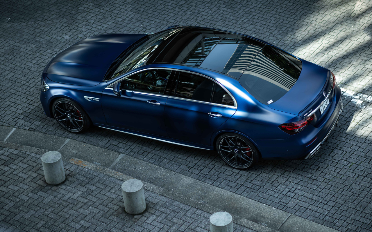 Синий автомобиль Mercedes-AMG E 63 S 4MATIC+ вид сзади