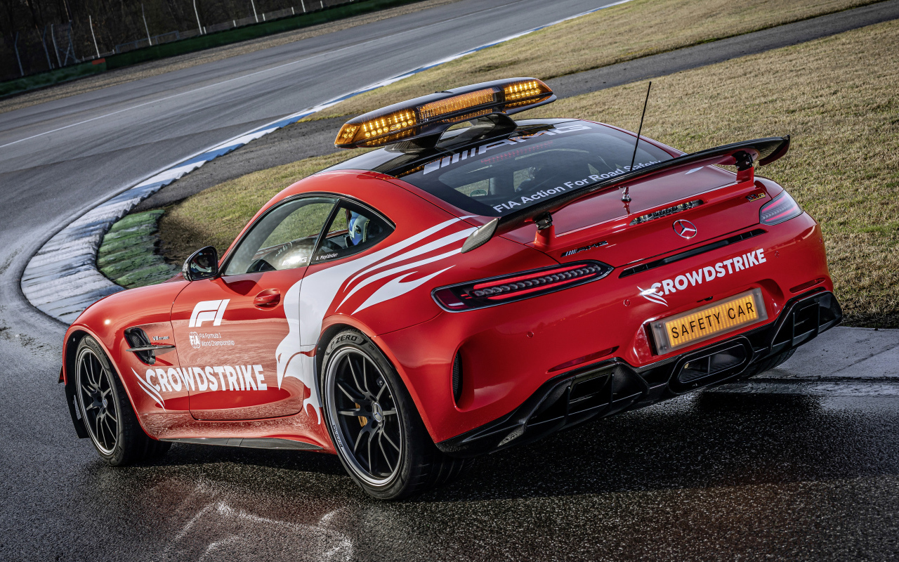 Красный Mercedes-AMG GT R F1 Safety Car 2021 года вид сзади