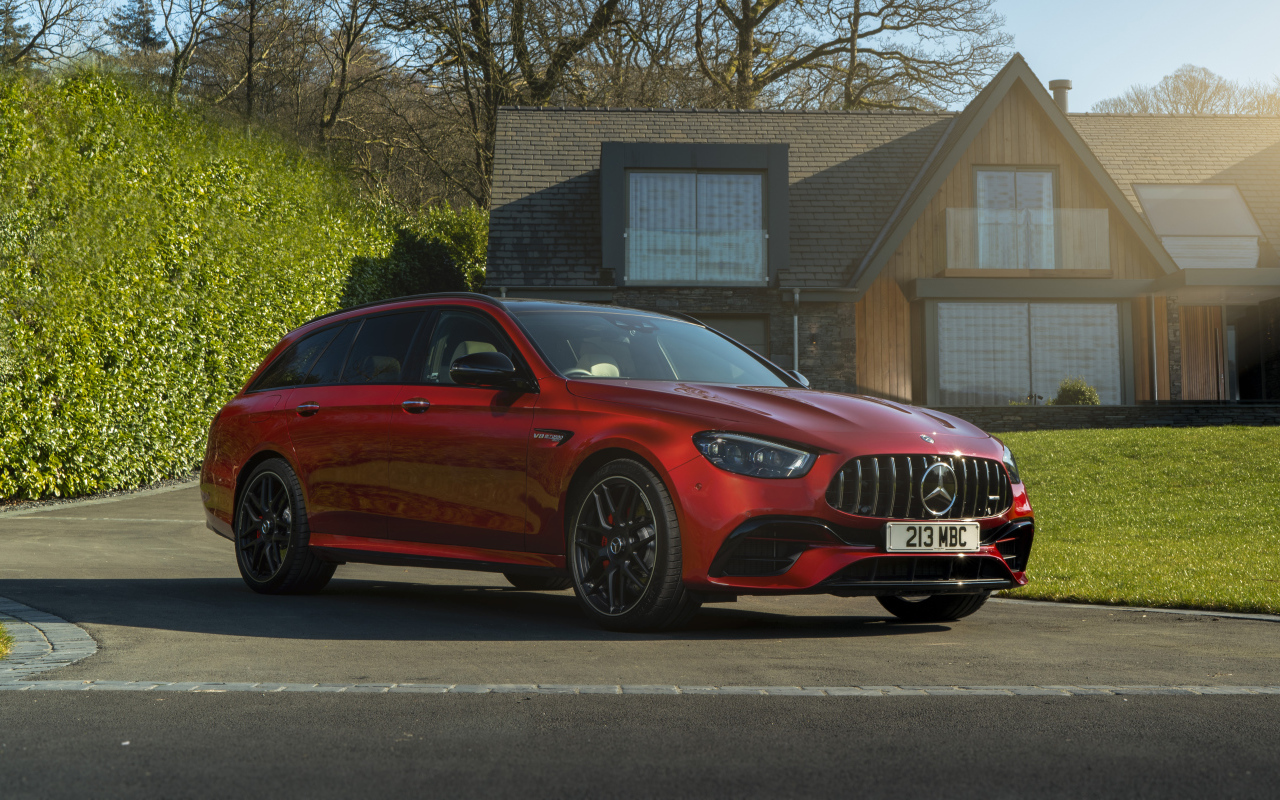 Красный Mercedes-AMG E 63 S 4MATIC+ у дома
