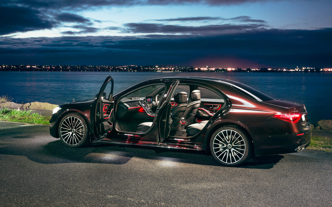 Стильный Mercedes-Benz S 450 Lang 4MATIC AMG Line 2021 года с открытыми дверями