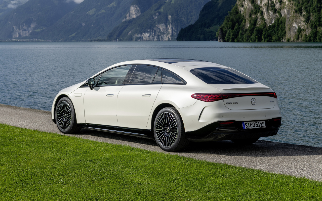 Белый Mercedes-Benz EQS 580 4MATIC AMG Line 2021 года вид сзади