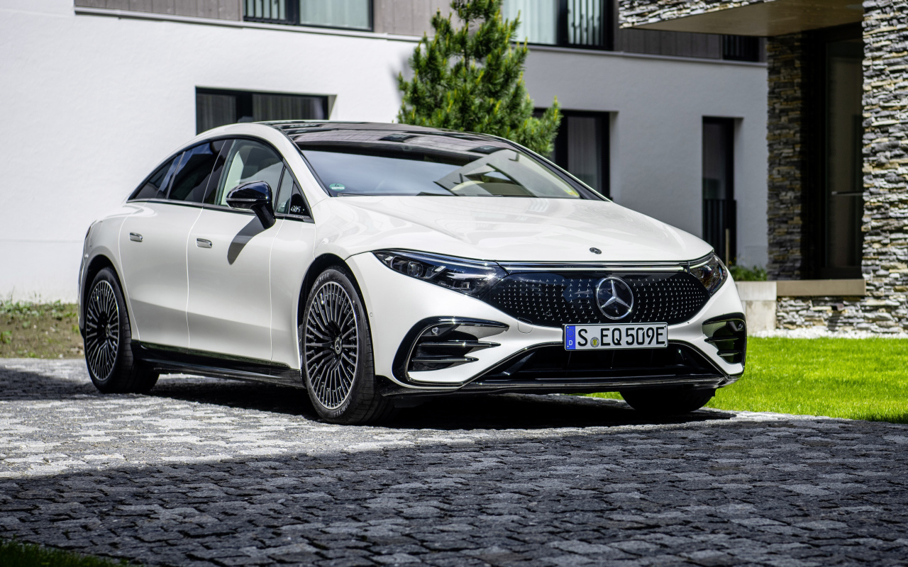 Белый Mercedes-Benz EQS 580, 2021 года у дома