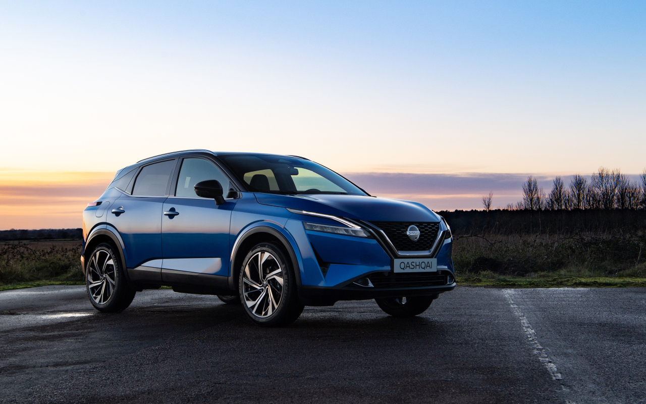 Внедорожник Nissan Qashqai 2021 года на фоне заката