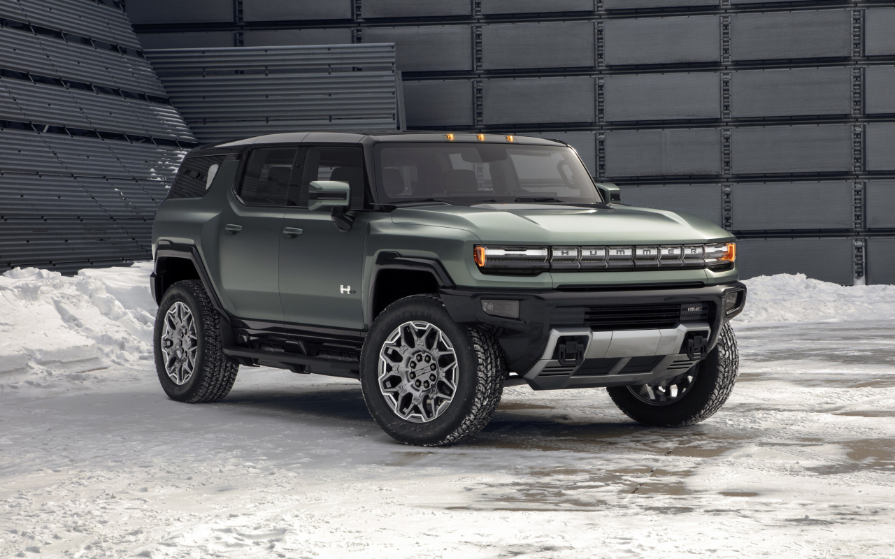 Внедорожник GMC Hummer EV, 2024 года на фоне стены
