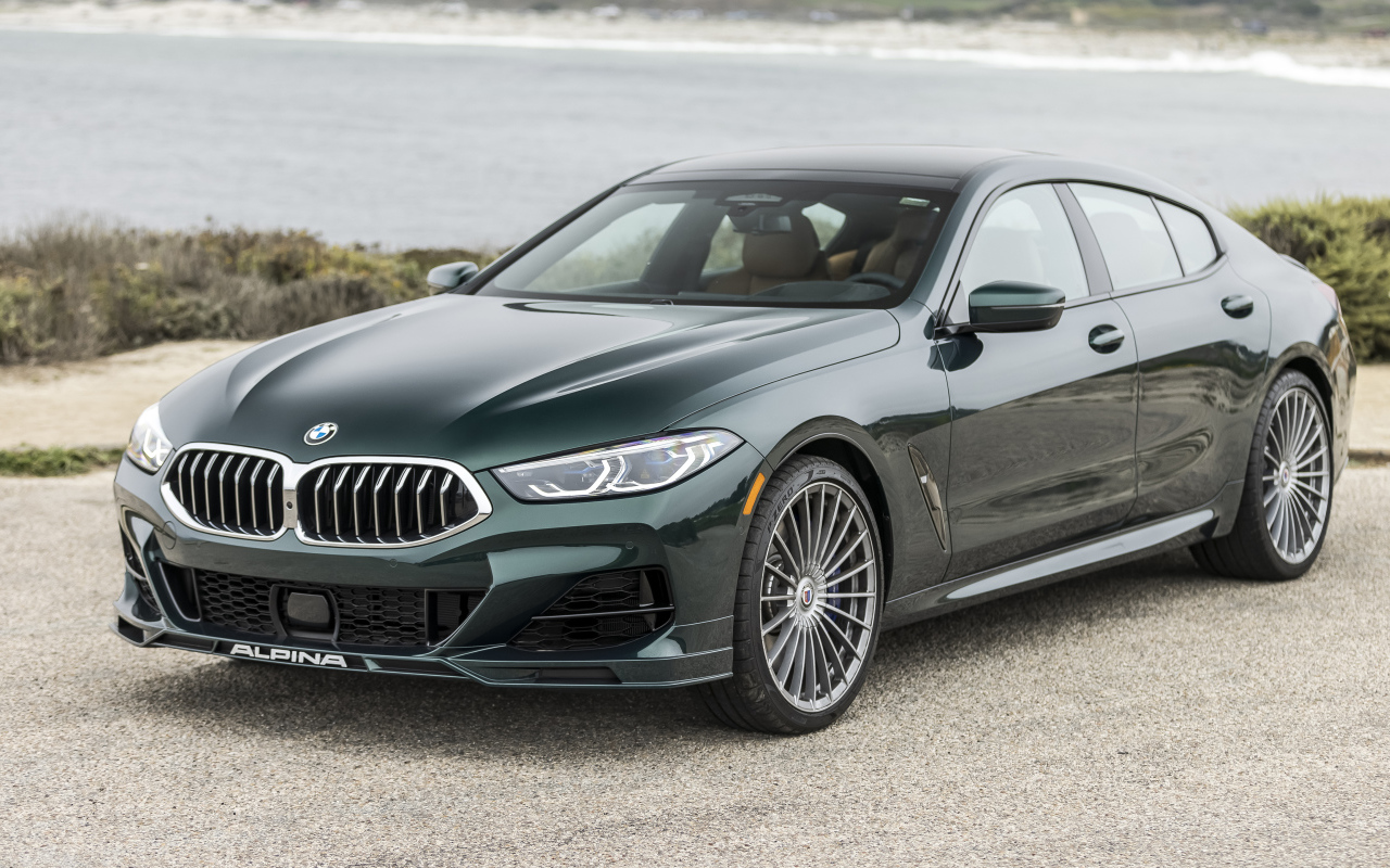 Зеленый автомобиль Alpina B8 Gran Coupé, 2022 года