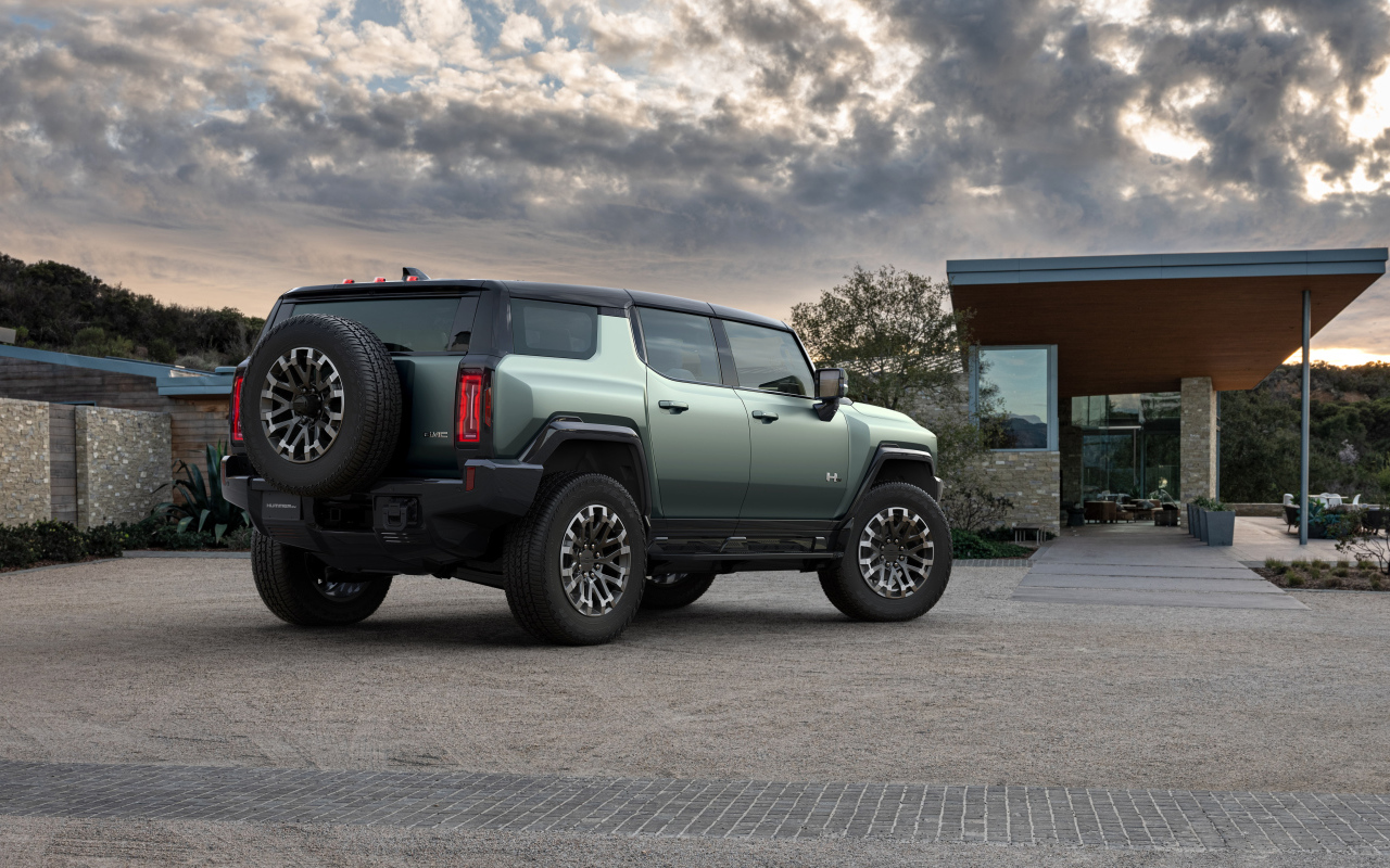 Внедорожник  GMC Hummer EV, 2024  на фоне неба