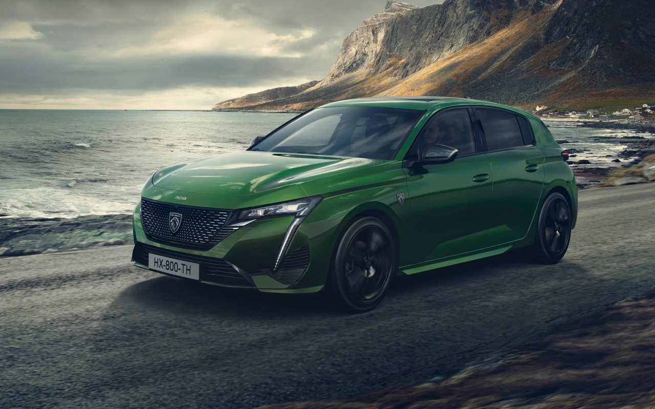 Зеленый автомобиль Peugeot 308, 2021 года у моря