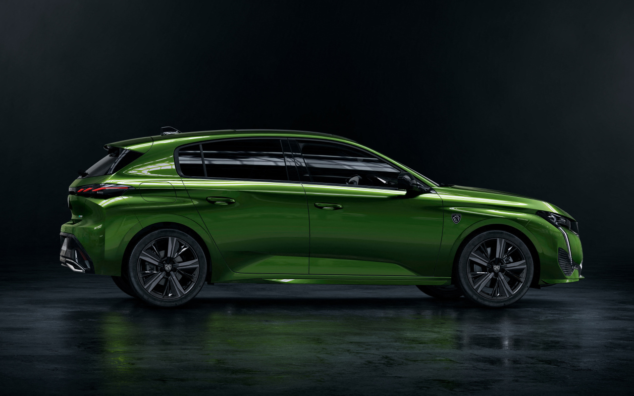 Автомобиль Peugeot 308 вид сбоку на черном фоне